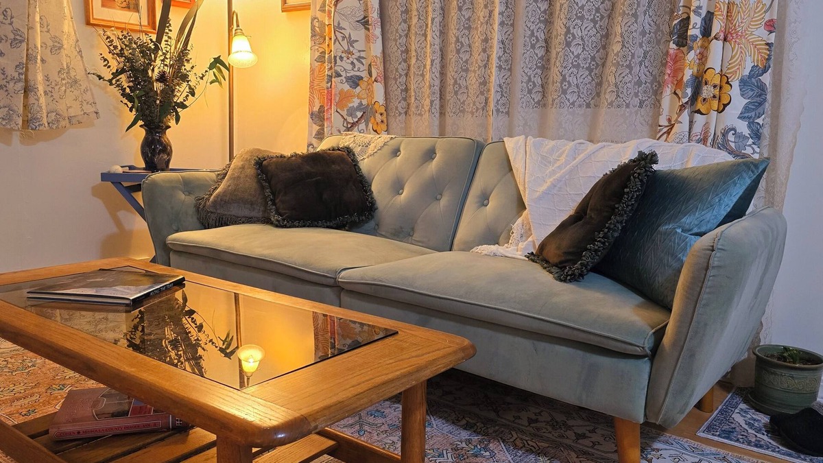 St. Regis Cottage | Snuggle Up In this Vintage Themed Cottage with Hot Tub Relax & Unwind