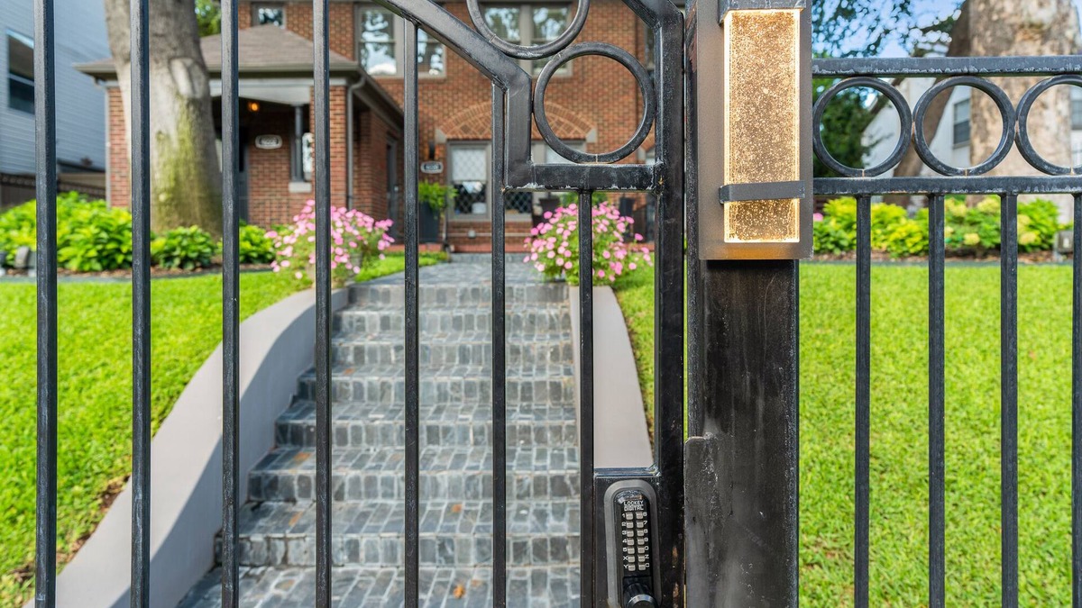 Oak Lawn House | So Cozy meets Luxe in Uptown and Oak Lawn - the heartbeat of Dallas!