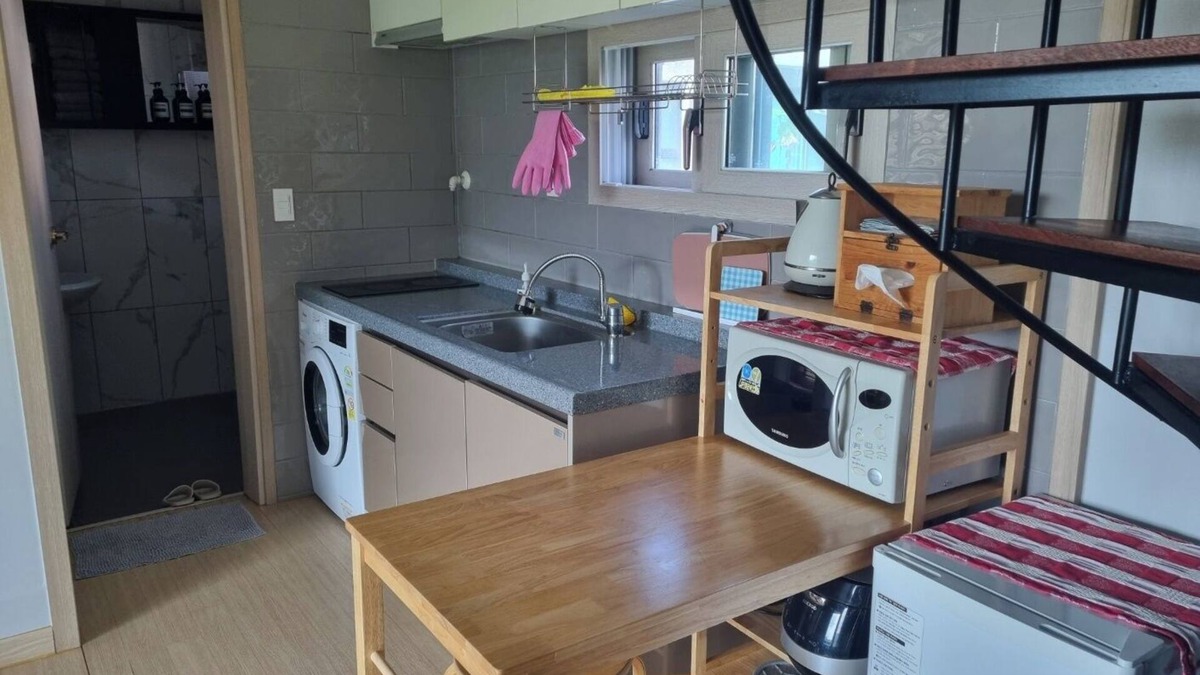 Jocheon Bed & Breakfast | So Oh Bed and Breakfast. Near World Natural Heritage Site, Geomunoreum
