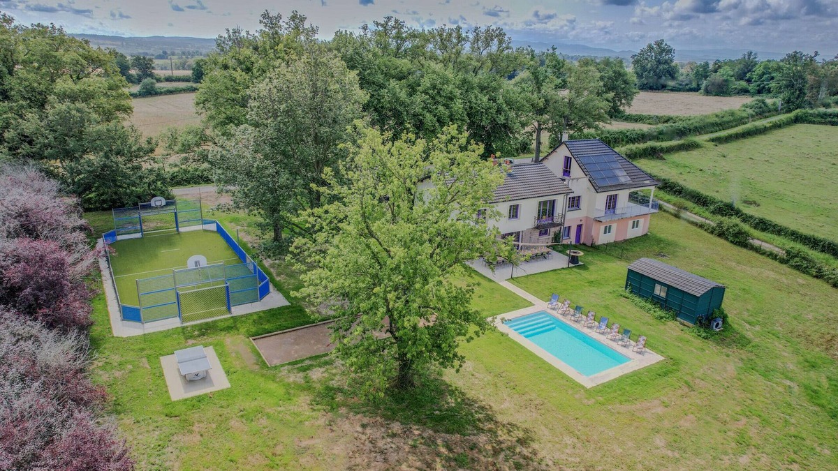 Servilly Villa | So Villa Les Ruets (03) - Heated swimming pool - City Stadium- 2h Lyon - 30p.