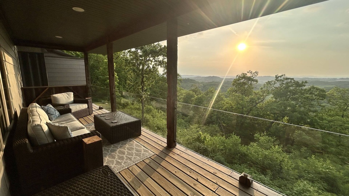 Mindoro House | Soaker Tub & Sunset Wanlass Retreat