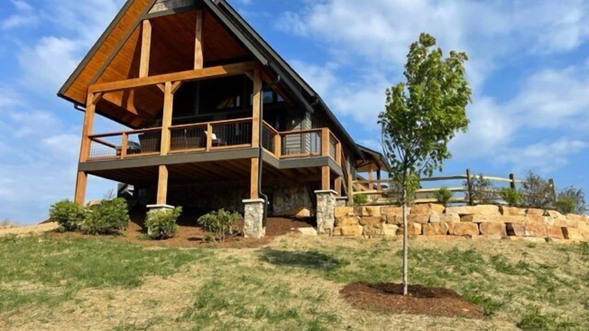 Elk Park House | Soaring Hawk Lodge at Eagles Nest - pet run, big views, two suites