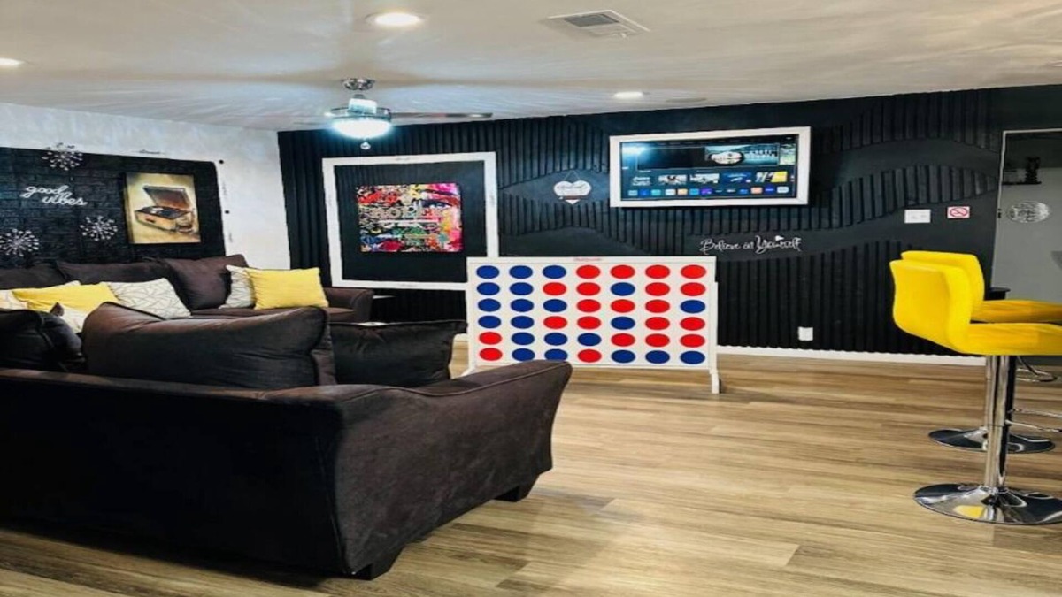 DeSoto House | Social Retreat, Relax or Fun! (OVER AGE OF 25 ONLY CAN RENT NO PARTIES