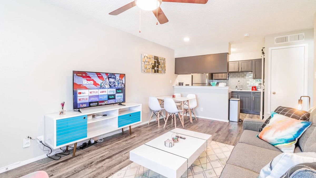 Dawson Apartment | SoCo chic 1BR w/fast WiFi, king bed, close to DT