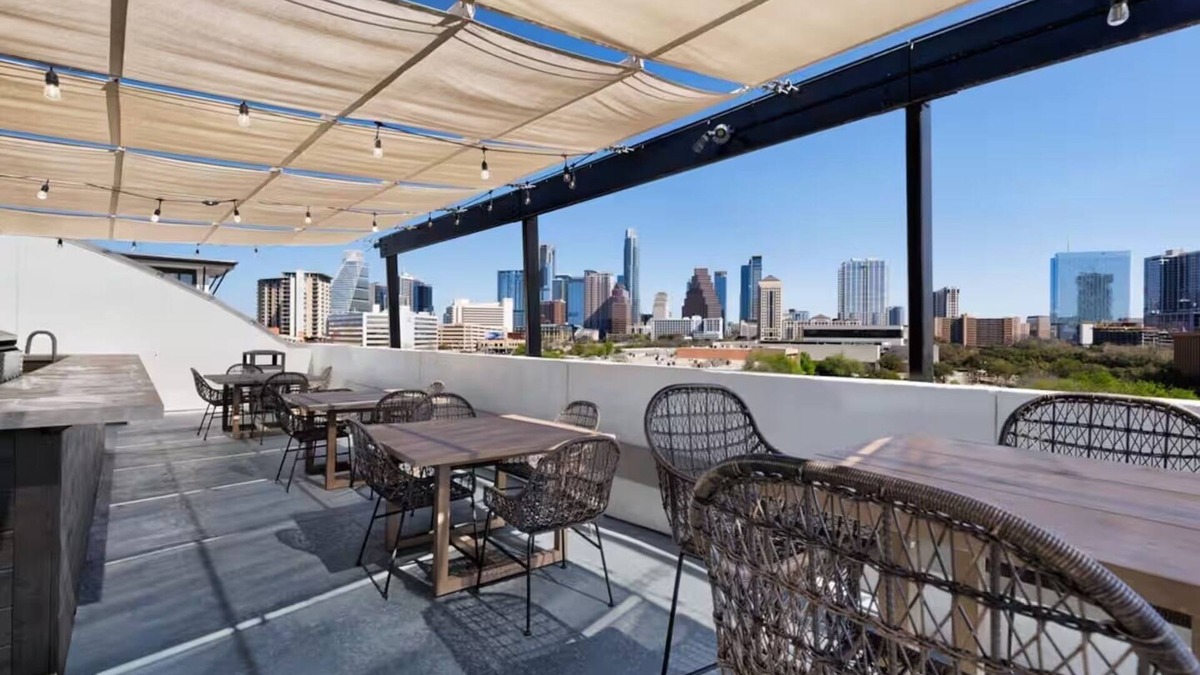 Travis Heights Apartment | SoCo Dream Stay - Rooftop, Pool, Gym, Central Loc