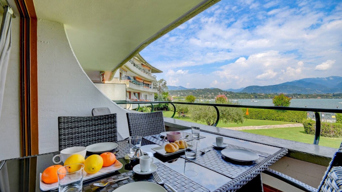 Pieve Vecchia Apartment | Sogno del Lago: in front lane of the beach in Manerba del garda
