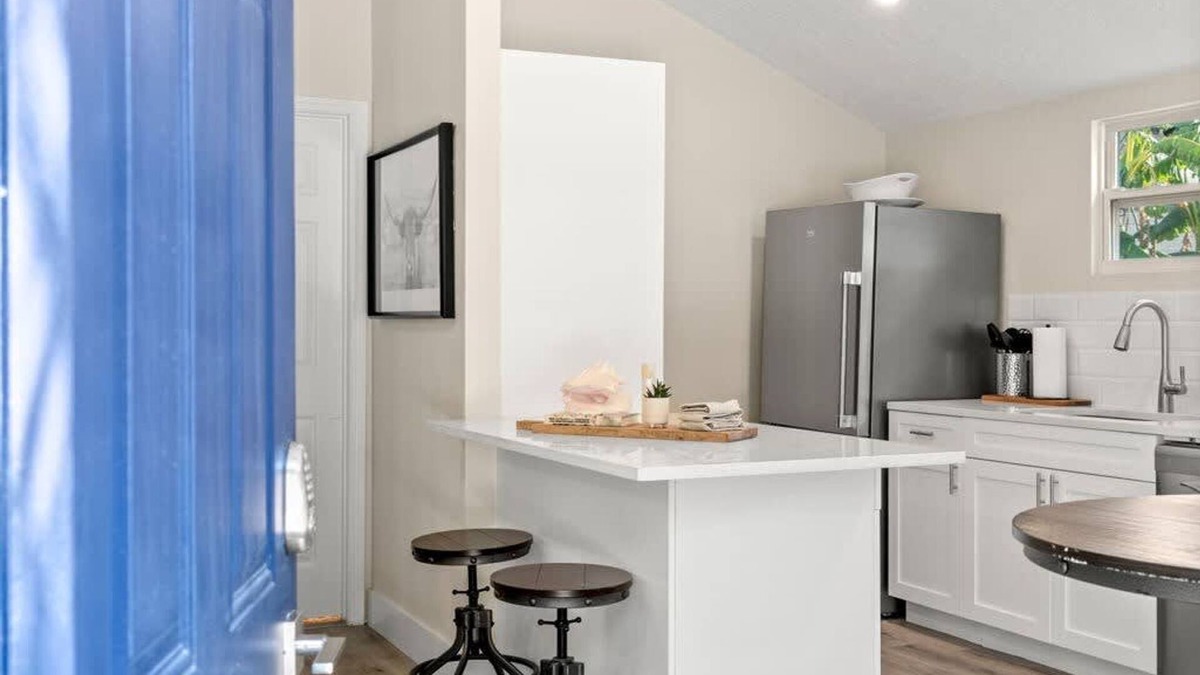 Courier City - Oscawana House | Soho Suite by Brightwild Steps to Soho