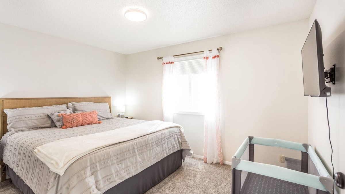 Sioux Falls House | Sojourners Cozy Retreat-Heart of SF-4bd | 2 ba