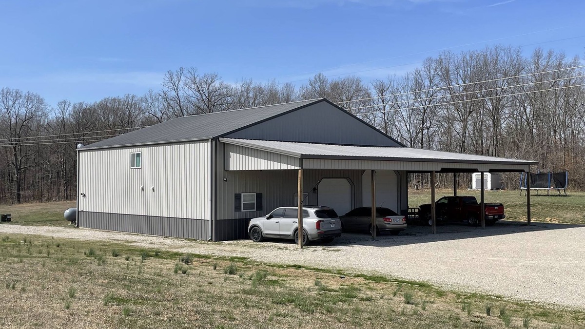 Rombauer Cabin | SOLAR ECLIPSE! Lodge on10ac open field. 4 bed, 1 bath. Family/Pet friendly