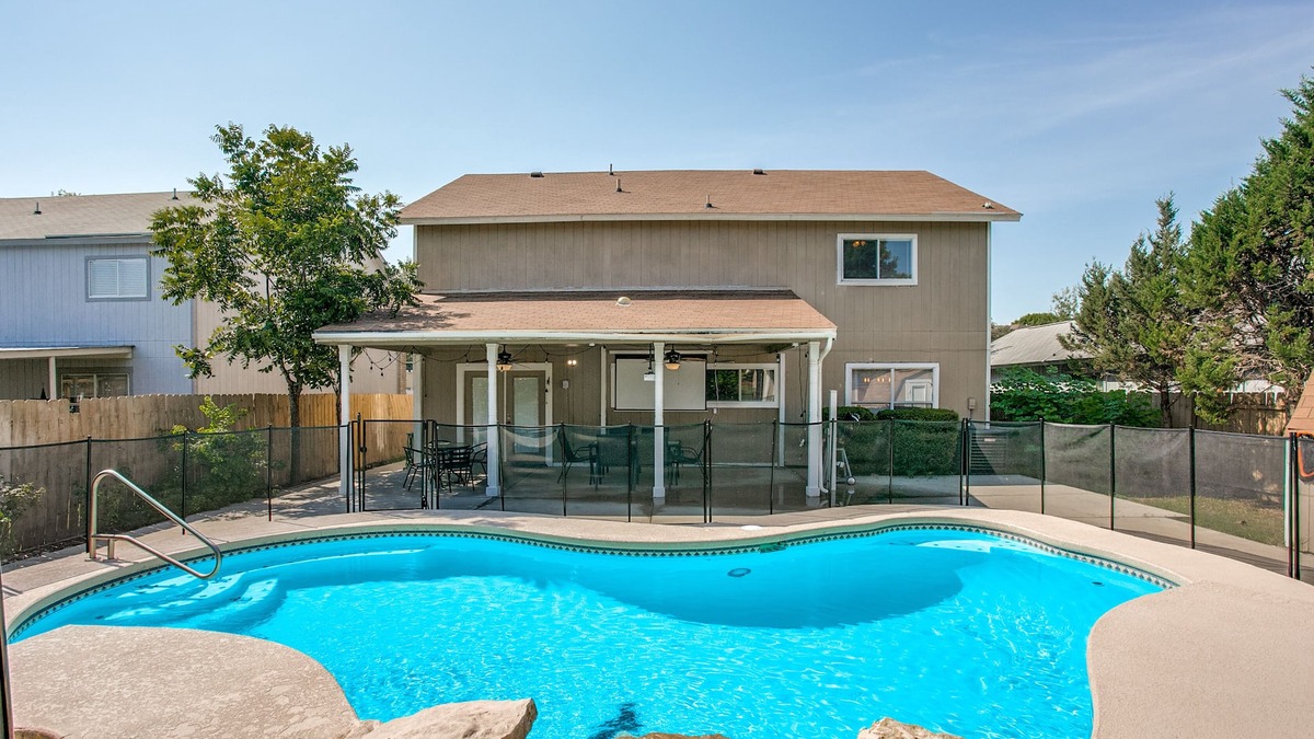 West San Antonio House | Solar Oasis: Pool, Waterfall, Jacuzzi & Salu Spa
