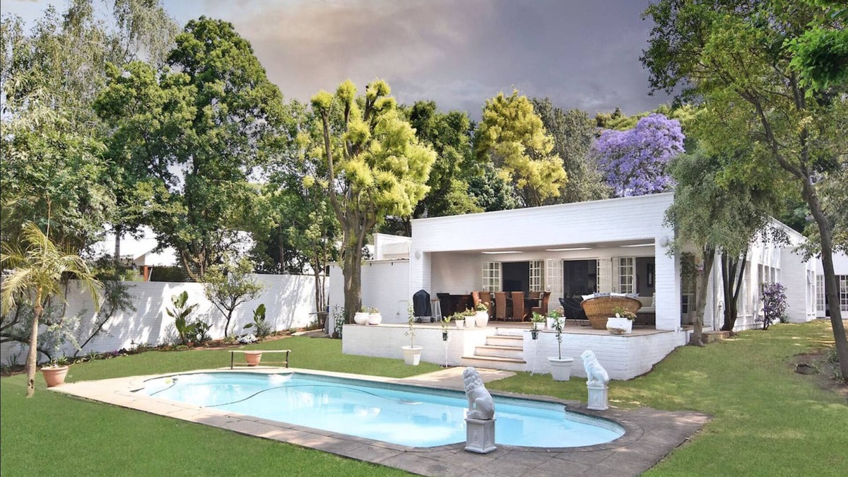 Greater Johannesburg Metropolitan Area Villa | SOLAR POWER, FIBRE, SECURE. Enjoy all city living can offer with a country feel.