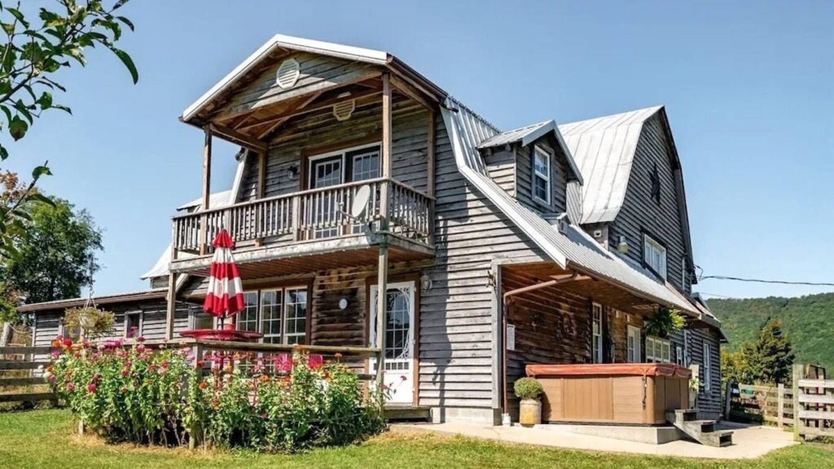 Harman House | Solar Powered Barn on Farm w/Hot Tub & Pond