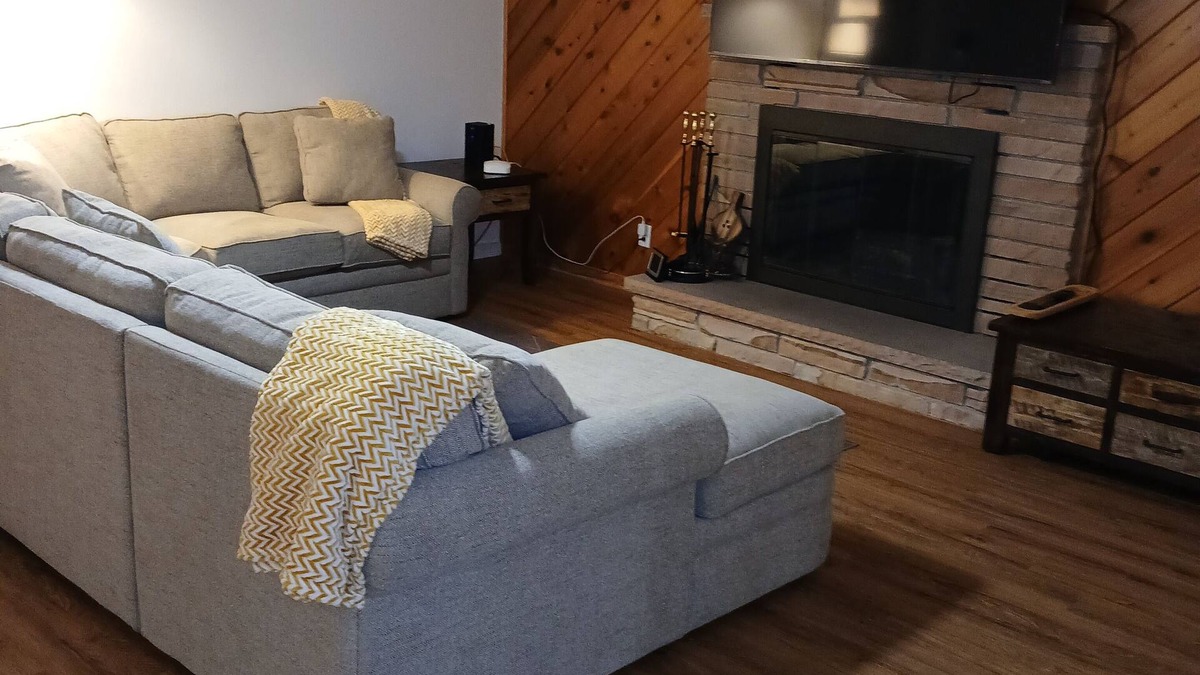 Reynolds Corners House | Solar-powered home sleeps 11 near golf courses, hockey & baseball.