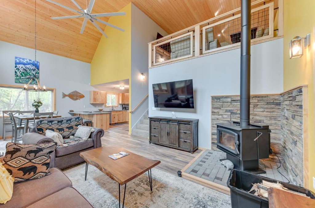 Kalifornsky House | Soldotna Home with 2 Living Areas and Spacious Porch