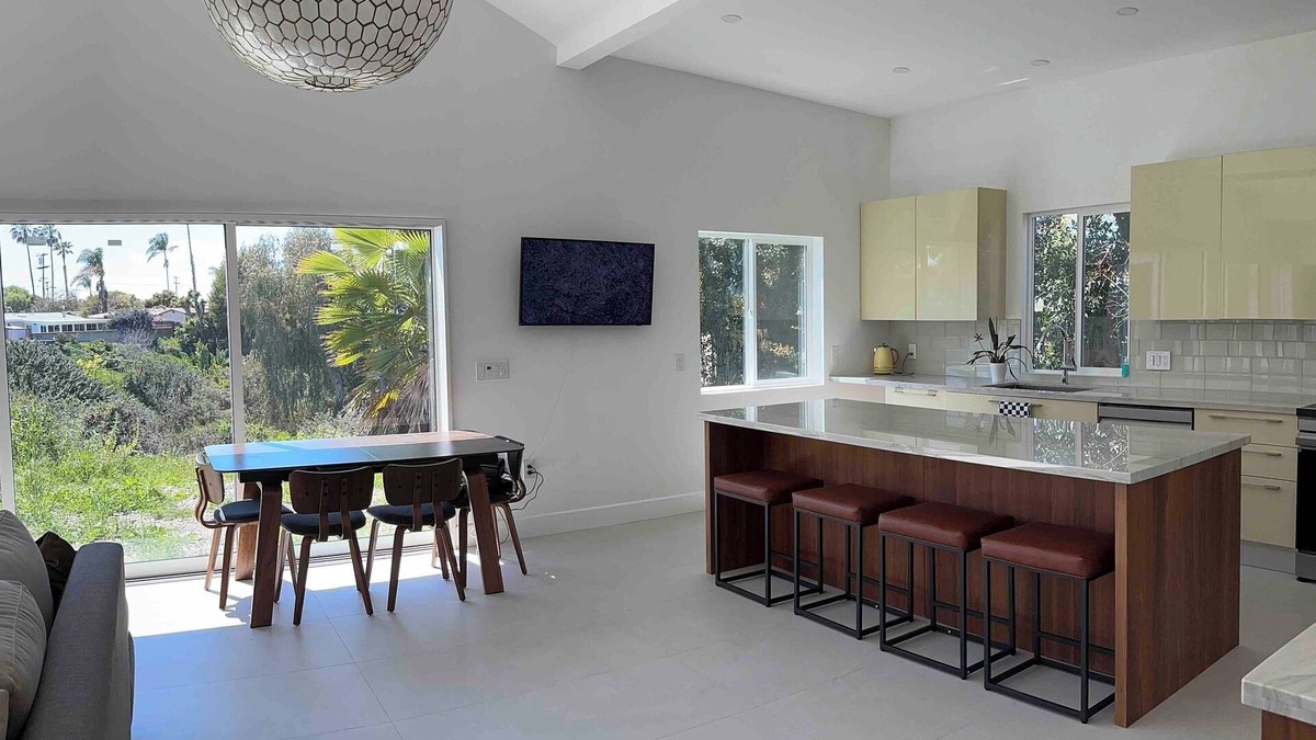 Bay Ho House | Soleil: a mid-century modern beach vibe