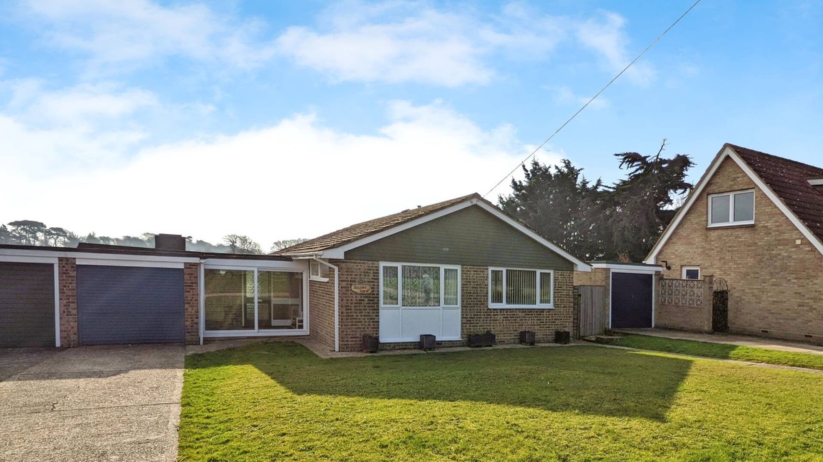 Nettlestone House | Solent View - a bungalow that sleeps 6 guests in 3 bedrooms