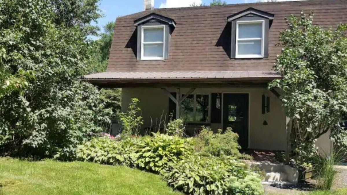 Centre Hall House | Solitary Homestead-scenic setting, spacious outdoor areas. Easy access PSU.