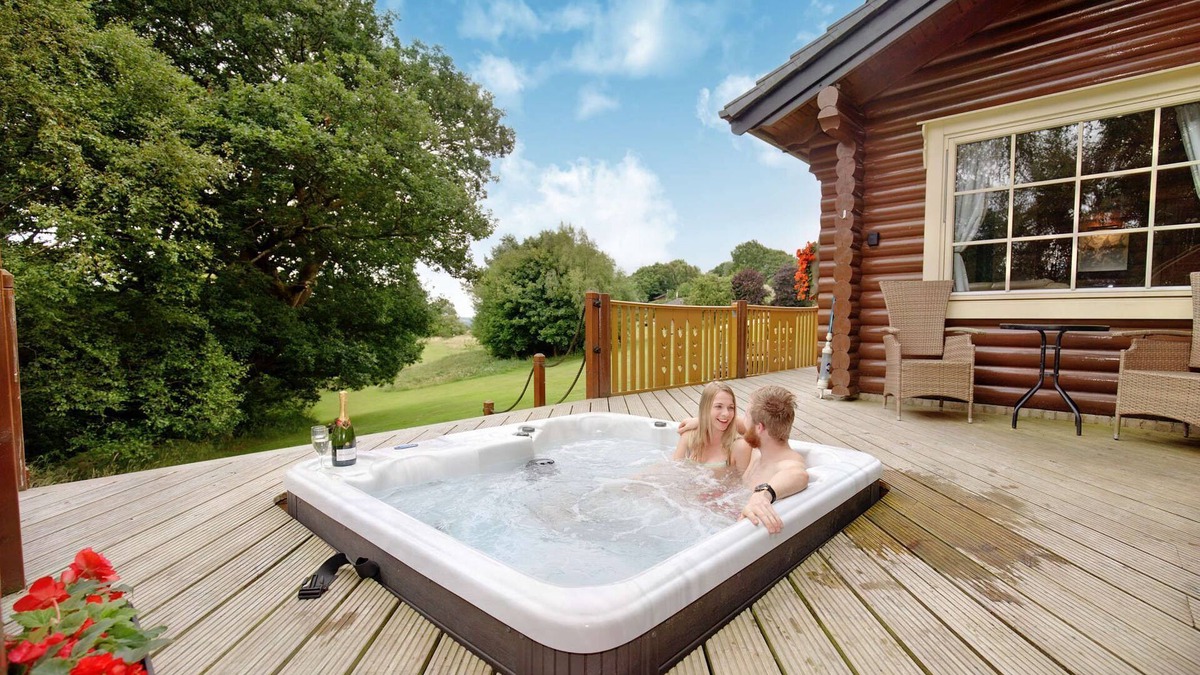 Bingley Cabin | Solitude - 5 Star - Pet Friendly - Hot Tub - Scandinavian Log Cabin