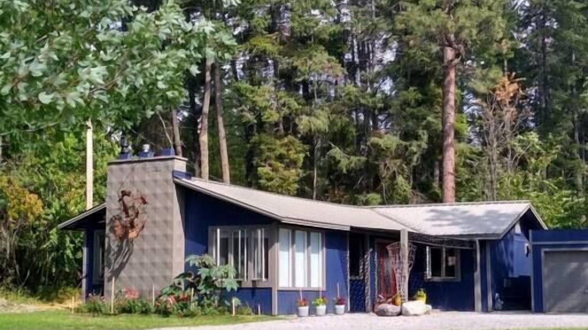 Woods Bay House | Solitude by Flathead Lake - two minutes from the beach