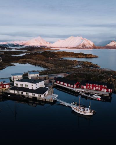 Ballstad Hotel | Solsiden Brygge Rorbuer