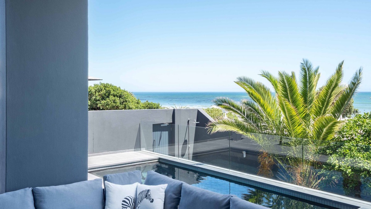 Kommetjie House | Solstice, a stone's throw from Long Beach, surfing Mecca of the Cape.