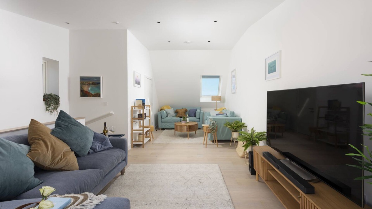 Newquay City Centre House | Solstice Beach House - sleeps 8 guests in 4 bedrooms