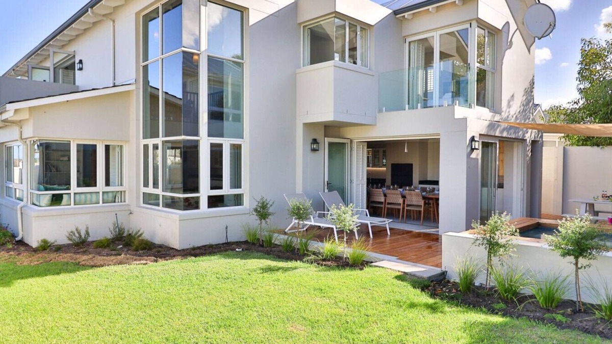Voelklip House | Somer Sout | Contemporary Villa with Splash Pool, Pizza Oven & Mountain Views near Langbaai