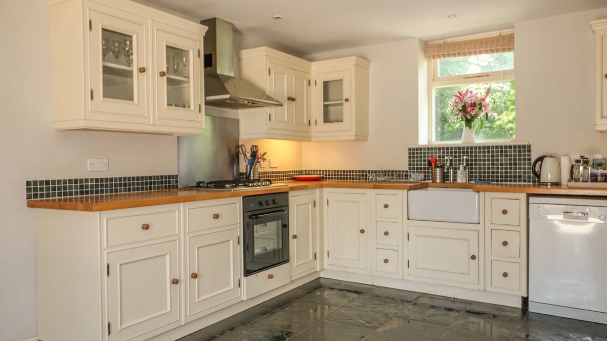 Chippenham Cottage | SOMERFORD COTTAGE, family friendly, with open fire in Malmesbury