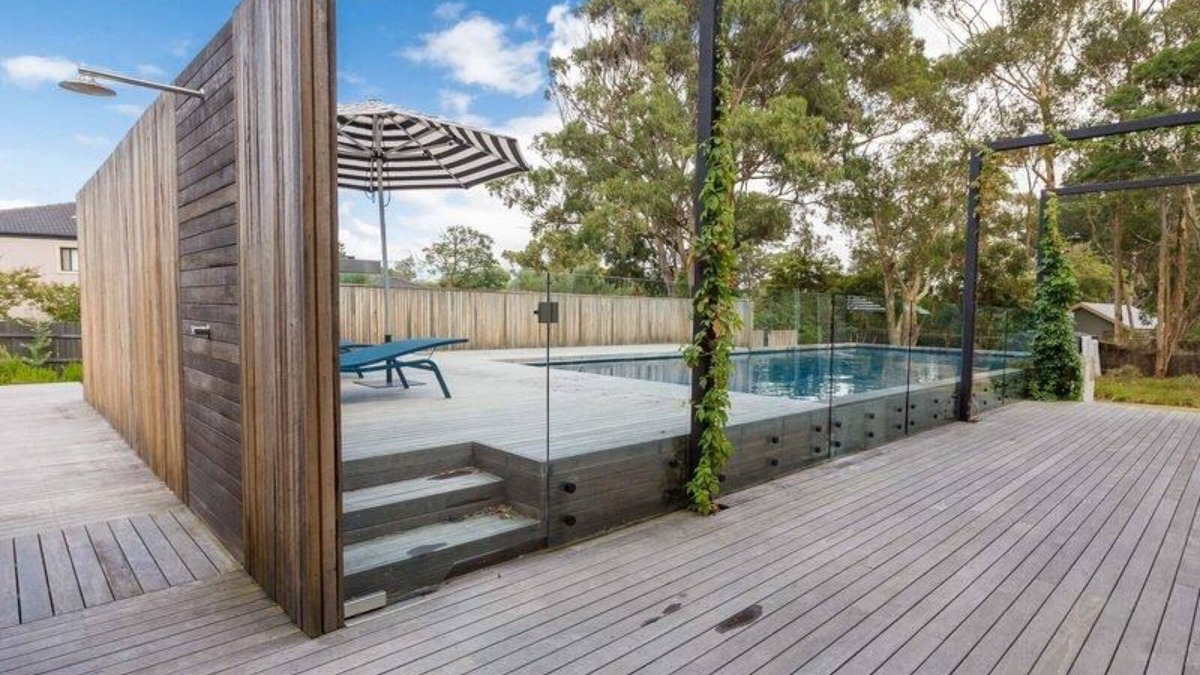 Somers House | Somers beach house, walk across the road to the beach, huge pool, general storen