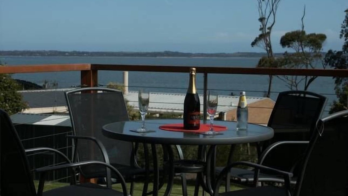 Somers Apartment | Somers Holiday accommodation with stunning balcony seaviews and private garden