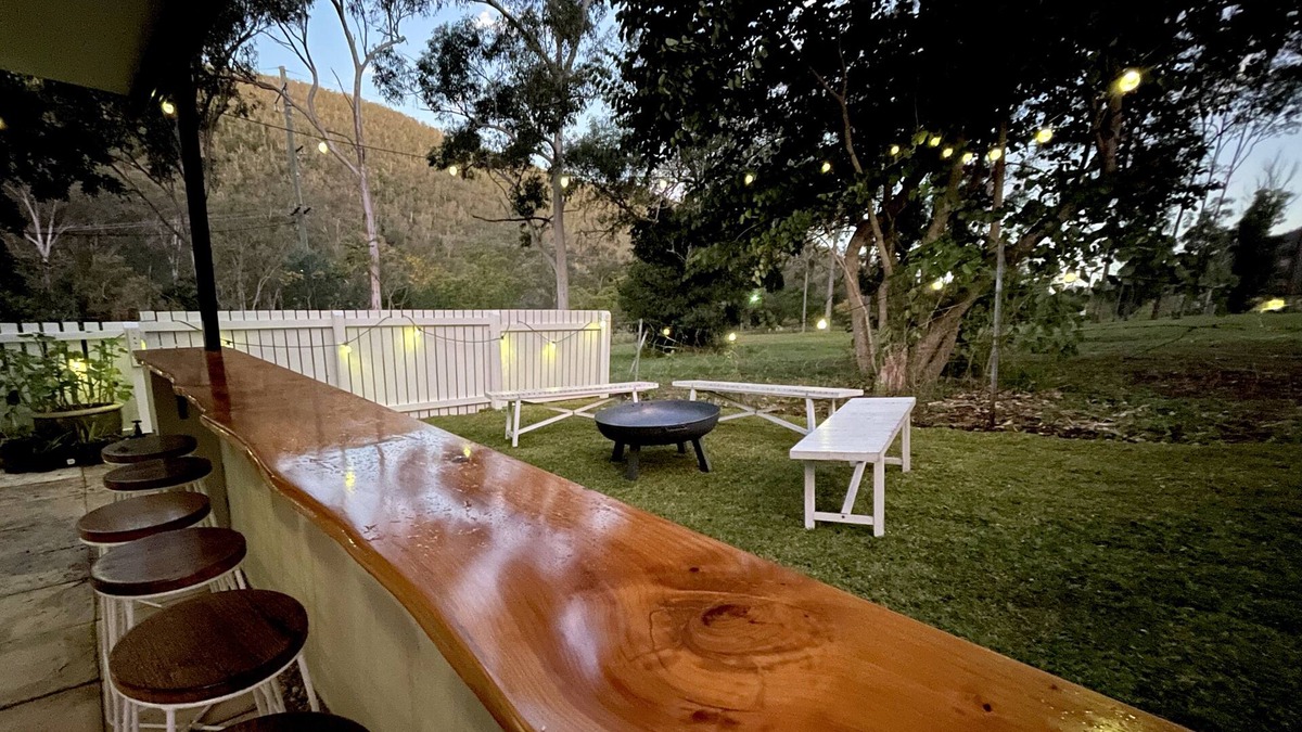 Somerset Dam House | Somerset Dam Retreat - Relax & unwind. Sleeps 10