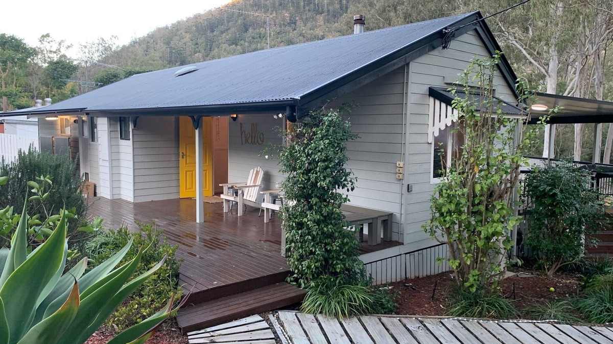 Somerset Dam House | Somertime Cottage - Relax with family & friends 4 bed, 2 bath house sleeping ten