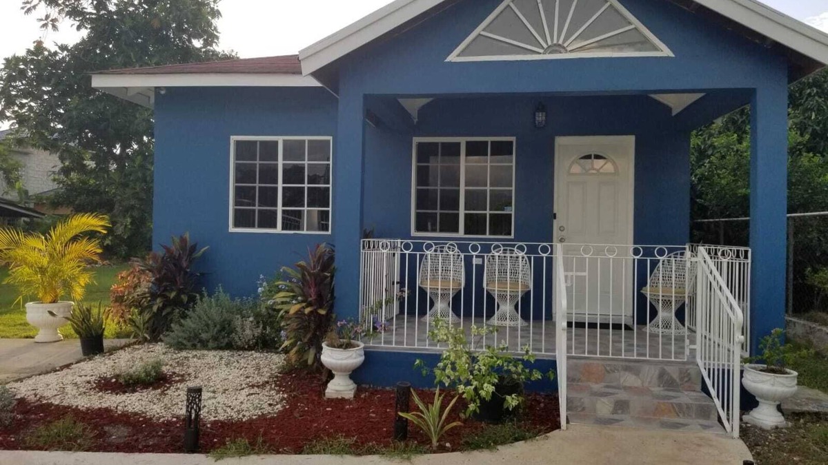 Savanna la Mar House | “Something Blue”nEntire property in Westmoreland, Jamaica nCozy 3 bedroom home