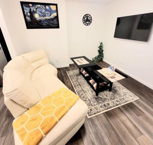 Southeast Calgary Apartment | Somy Suite - Cozy 2bedrom with two queens bed and free street parking