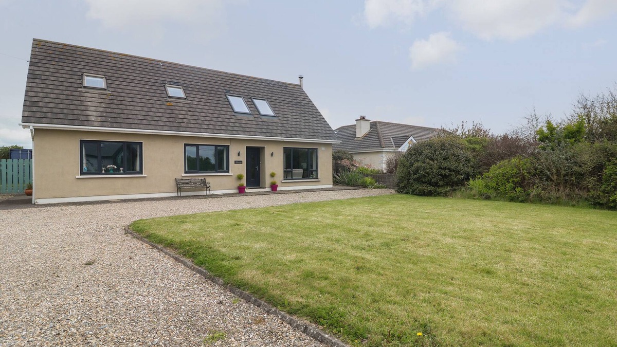 Fethard on Sea Cottage | SONAS, pet friendly, with open fire in Fethard-On-Sea, County Wexford