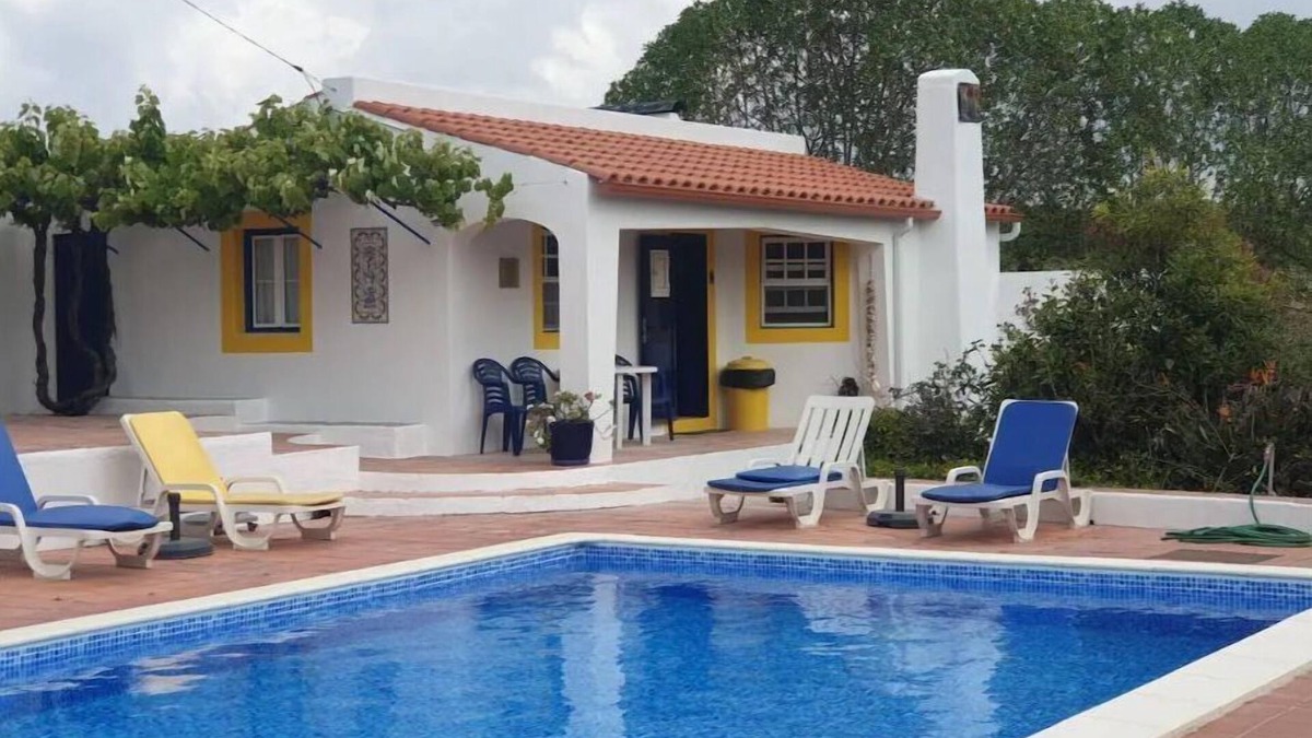Sao Martinho do Porto Ski Chalet | Sondela Self Catering Cottages.nCosy, quaint chalet, 10 meters from the pool.