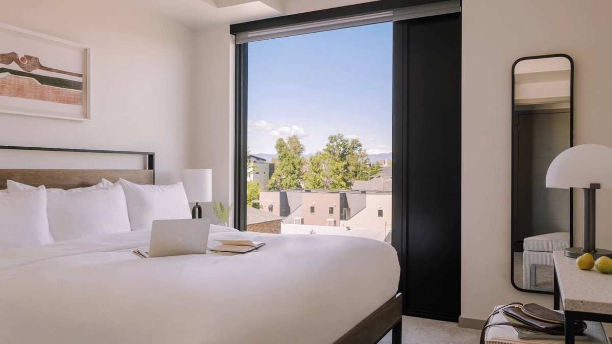 Jefferson Park Apartment | Sonder at Skyline | Superior One-Bedroom Apartment w/Mountain View