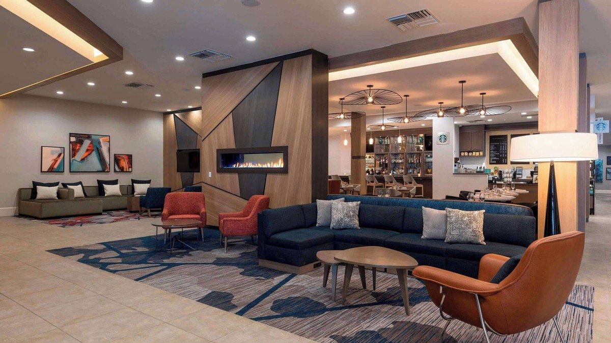 East Paris Hotel | Sonesta Hotel Grand Rapids Airport