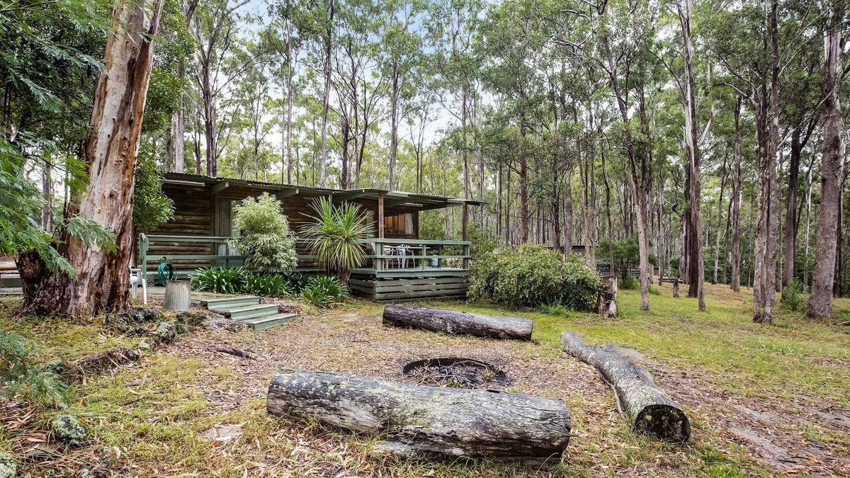 Lakes Entrance Cottage | Song Bird - Nestled in a peaceful bush setting lies this tranquil getaway