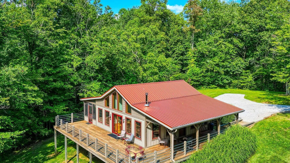 Laurelville Cabin | Songbird Cabin | Private Trails | Covered Hot Tub