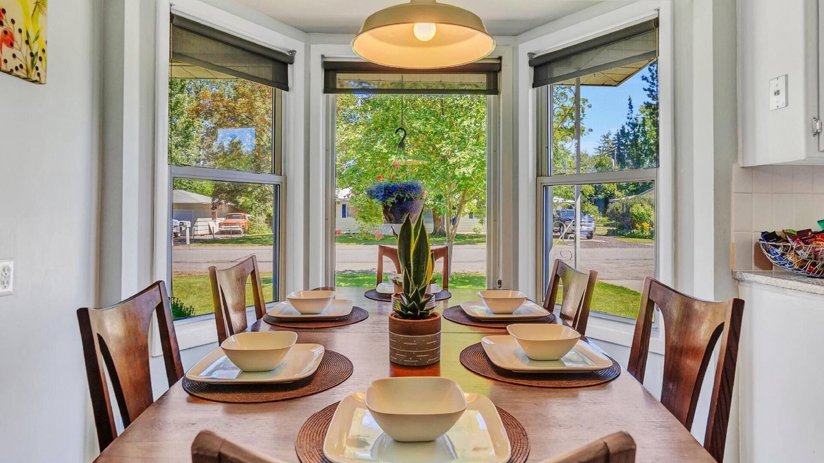 Spokane Valley House | Songbird Cottage-HUGE Backyard-15 Min To Downtown-Pet & Fam Friendly-5-Star Beds