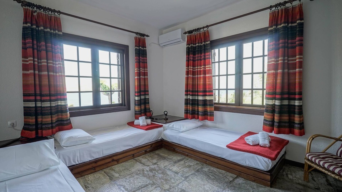 Agii Apostoli Cottage | Sonia Rustic Mansion - 5BD. 30 sec walk to beach!