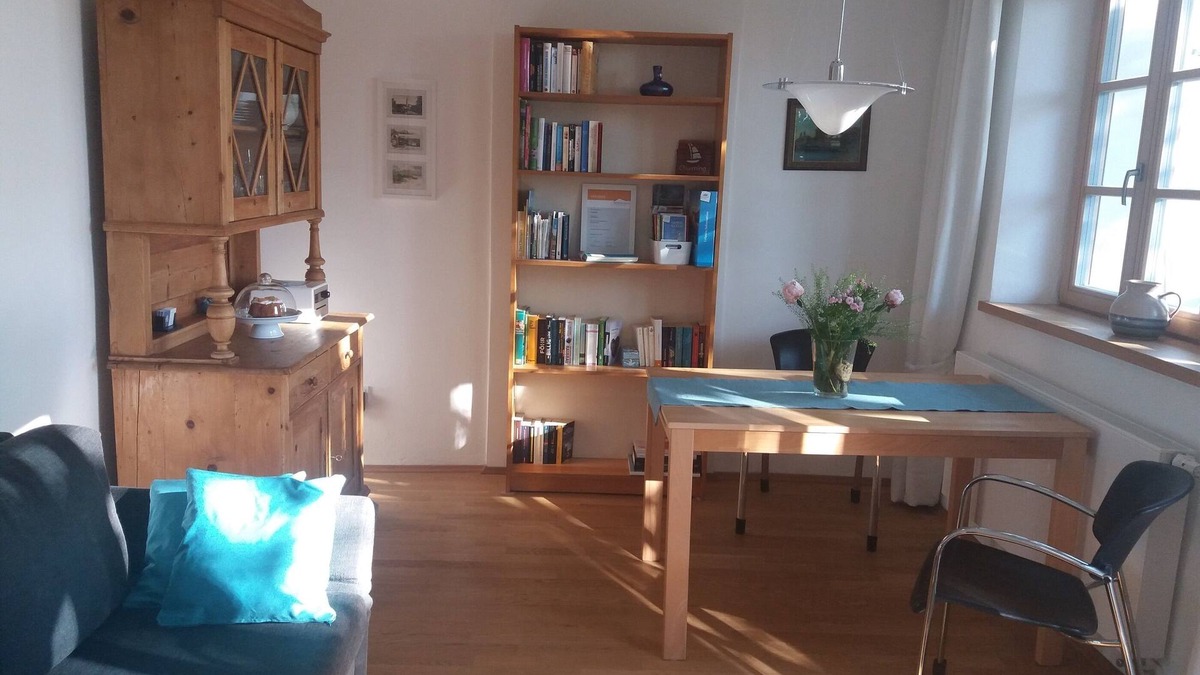 Chieming Apartment | Sonnige Ferienwohnung mit einem Schlafzimmer und Westbalkon