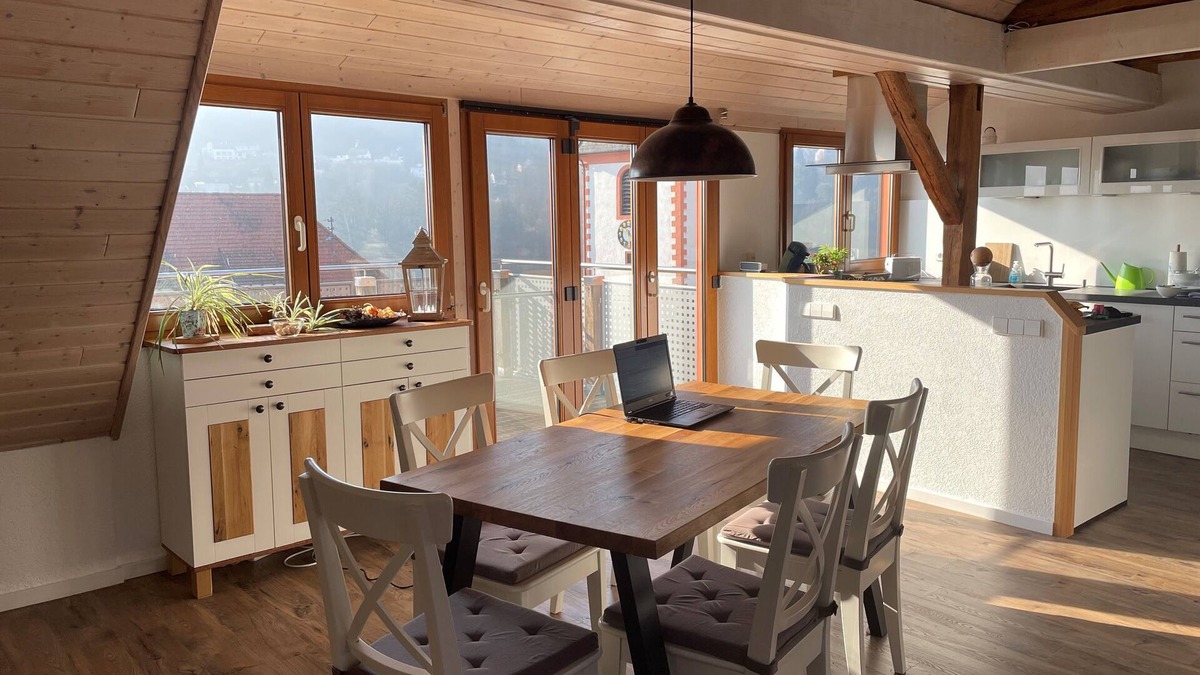 Mortelstein Apartment | Sonniges Apartment am Alten Binauer Schloss -malerischer Ausblick auf den Neckar
