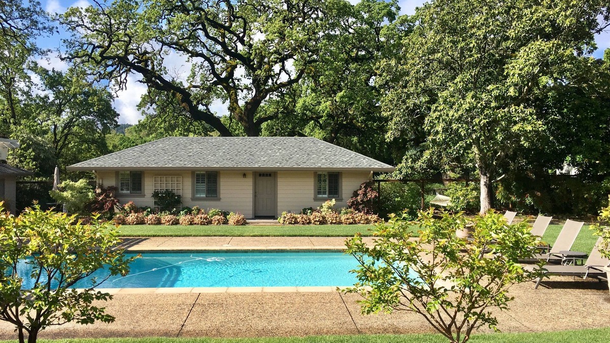 Santa Rosa Cottage | Sonoma Rosso: Poolside Luxury for 2