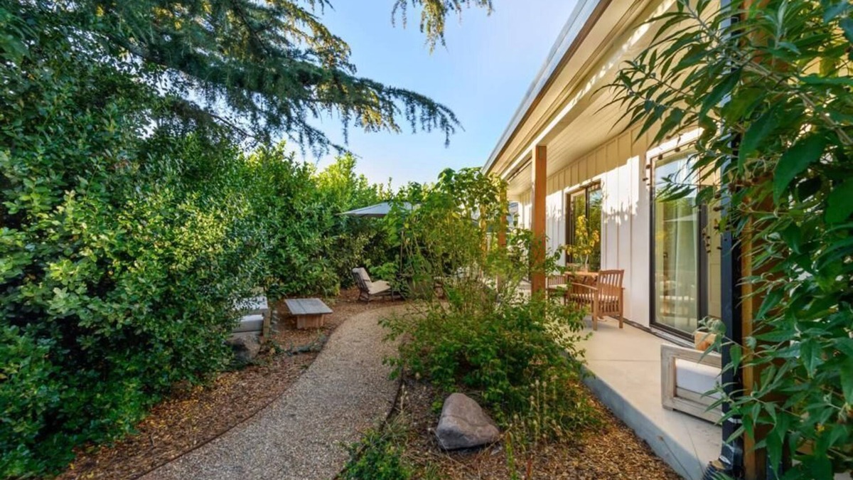 Kenwood Cottage | ★ Sonoma Valley Garden Cottage ★ Clean and Modern ★ Fast Internet ★
