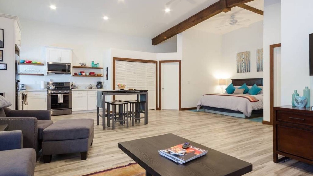 Sonoma House | Sonoma Wine Lovers Getaway - A Pleasant Stroll to the Sonoma Plaza