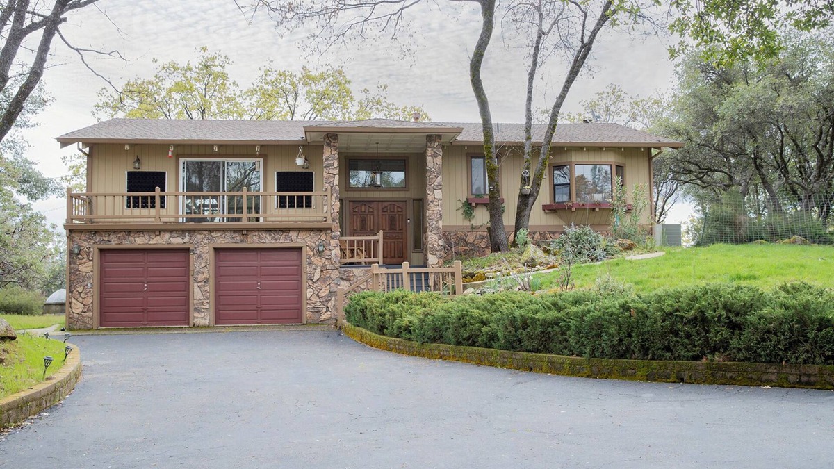Phoenix Lake-Cedar Ridge House | Sonora Splendor – Stately 3 BDR on Secluded Lot!