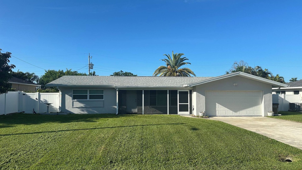 Pelican House | Soothing 2-bedroom house with AC, Pool & Hot tub with Privacy in Cape Coral