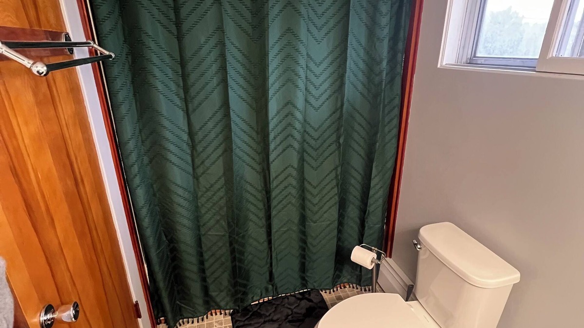 Homeacre-Lyndora House | Soothing 2-bedroom house with WiFi in Butler